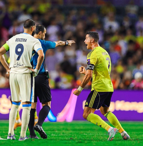 股天乐 胜利官方晒出了C罗与本泽马同框照片，随后对后者进行了调侃