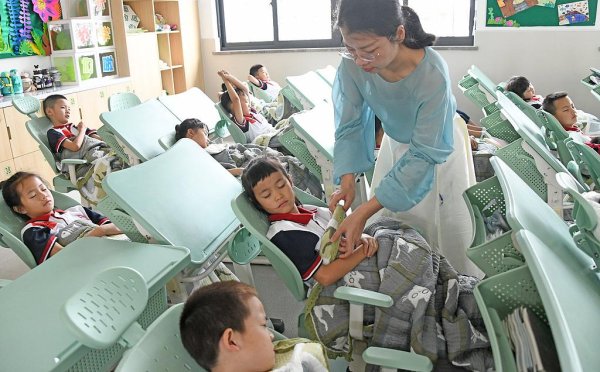 中金优配 能坐也能躺 中小学生午休课桌椅有了国家标准