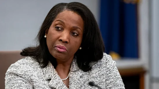 亚晶金融 美联储库克将起诉特朗普